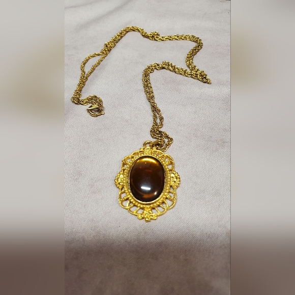 Amber pendant on goldtone chain - Picture 4 of 4
